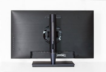 Monitor in der niedrigsten Stellung von hinten