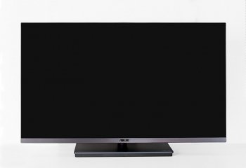Monitor in der niedrigsten Stellung von vorn