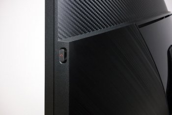Am rechten Gehäuserand befindet sich eine Headset-Halterung