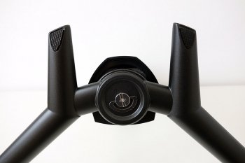 Einfacher, werkzeugloser Zusammenbau von Arm und Fuß mit einer Flügelschraube