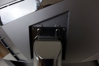 Die VESA-Halterung wird auch vom originalen Standfuß benutzt