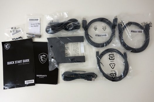 Komplettes Zubehör: Alle Kabel sind dabei, inklusive Abstandsbolzen für eine Wandhalterung