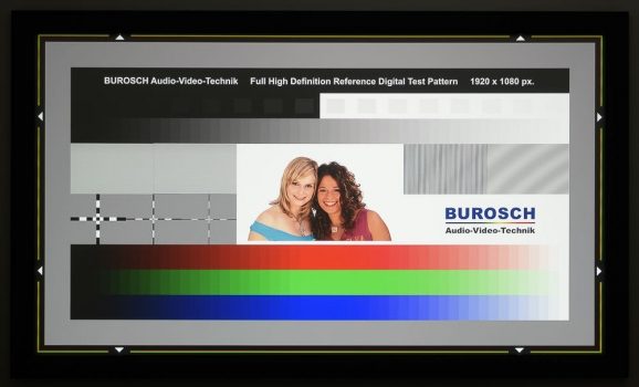 Details können in stark gesättigten Farbbereichen verloren gehen – vermutlich durch Pixelshifting bedingte Moiré-Probleme