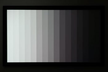 Graustufen-Testbild 2: Kein echtes Schwarz, aber noch alle Balken differenzierbar