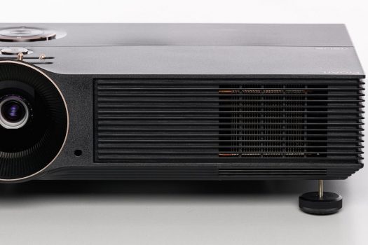 Großer Kühlblock beim Lufteinlass vorne am ASUS ProArt A1