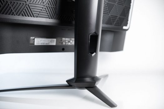 Durchgang für die Kabelführung im Standbein des Monitors