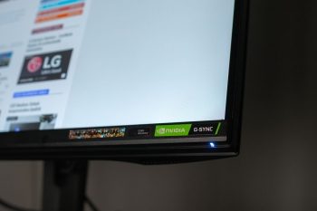 Kleine Betriebs-LED befindet sich rechts unter dem Rahmen
