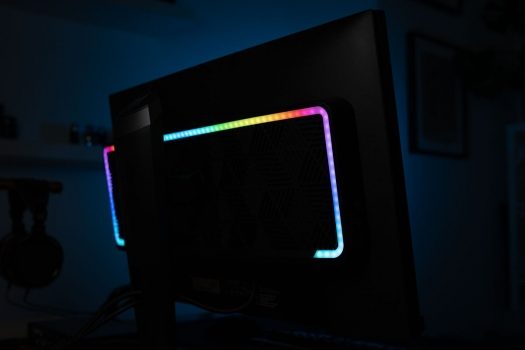 Große LED-Leiste an der Rückwand leuchtet bei Bedarf wie ein Regenbogen