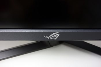 Appliziertes, verspiegeltes ROG-Logo auf dem vorderen Gehäuserahmen