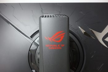 ROG-Logo und Schriftzug auf der Standfußrückseite