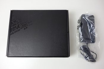Eigene Schachtel für das Zubehör des Asus PG32UQ