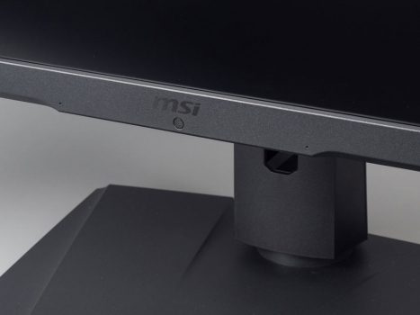Displayrahmen: Logo, Lichtsensor und Mikrofone