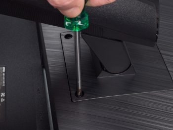 Fixierung des Displays über zwei Schrauben