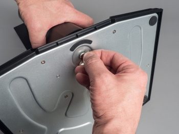 Tragarm und Basis (Fuß) werden über eine Handschraube verbunden