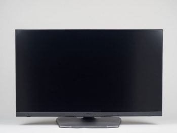 Monitor in der niedrigsten Stellung von vorn
