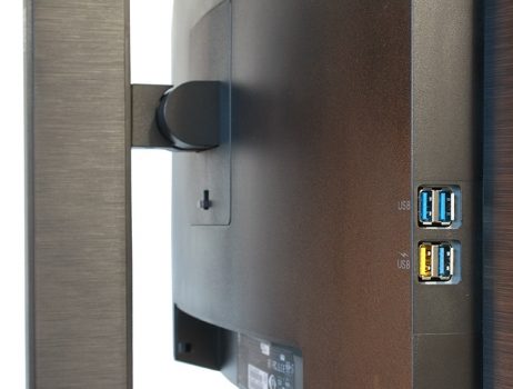 Höhenverstellung und seitliche USB-Anschlüsse im Detail