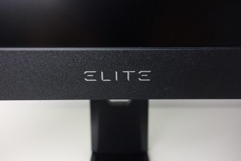 Modellbezeichnung auf dem vorderen Displaygehäuserahmen …