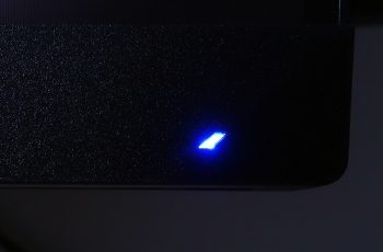 In Betrieb leuchtet die Power-LED blau