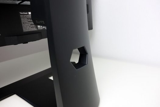 Kabeldurchführung im Monitorarm in zum Design passender, sechseckiger Form