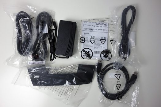 Bescheidenes Zubehör: USB-3.0-Hub- und DisplayPort-Kabel sowie zwei Stromkabel (UK und Europa) und Abdeckung für die Anschlüsse