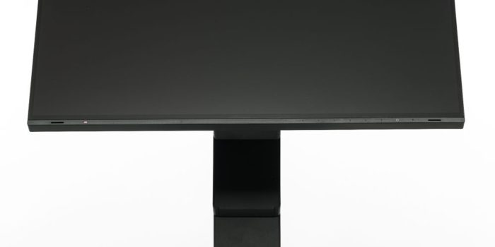 Nach vorn gerichtete Lautsprecher des EIZO EV2485: Schlitze an den äußeren Rändern
