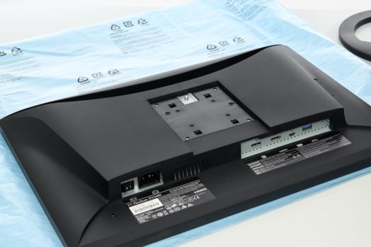 Montage des Monitorstandbeins am Display
