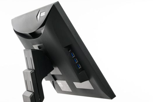 3 x USB-3.0-Downstream-Ports und die Kopfhörerbuchse seitlich im Erker