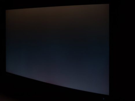 Glow vom IPS-Panel des Acer XB323QKNV