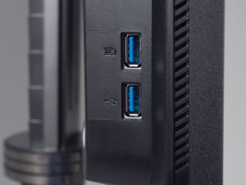Benutzerfreundliche seitlich am Displaygehäuse liegen die USB-3.0-Anschlüsse