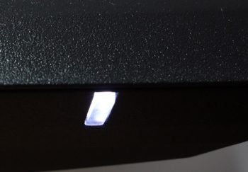Monitor LED: In Betrieb weiß leuchtende Betriebsanzeige