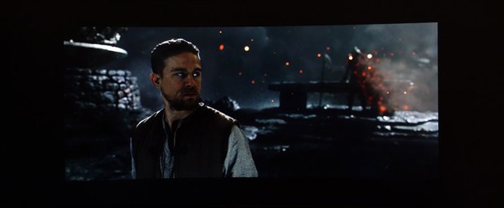 Das 21:9-Bildformat kann bei Zuspielung von Filmmaterial per Blu-ray-Player nicht optimal genutzt werden