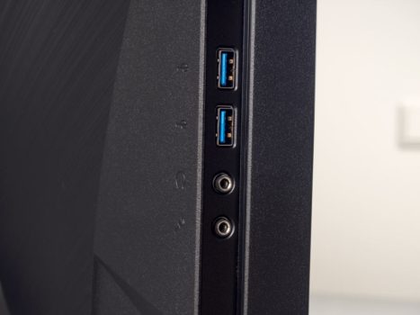 Benutzerfreundlicher USB-Hub auf der linken Monitorseite