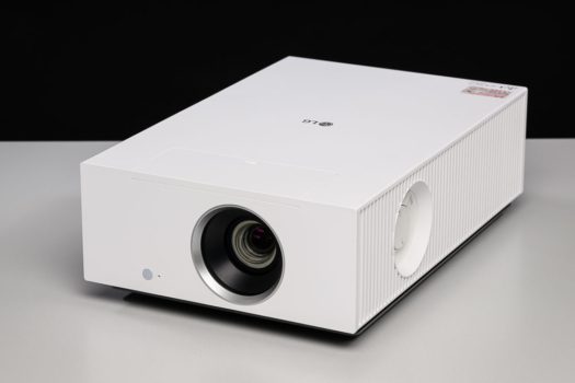 Diagonale Ansicht des LG HU710PW