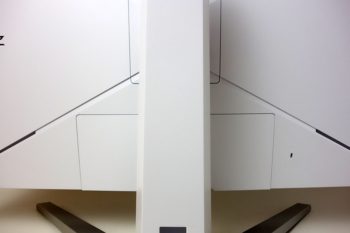 Montierte Abdeckung für die Anschlüsse