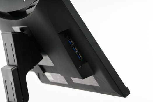 3 x USB-3.0-Downstream und die Kopfhörerbuchse seitlich im Erker
