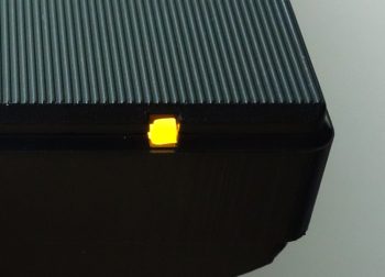 Im Ruhemodus wechselt die Farbe der Betriebsanzeige-LED auf Orange