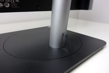 Einfach gestaltete Kabelhalterung am Monitorarm