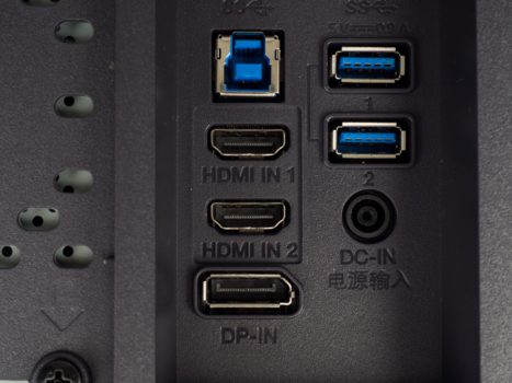 Die Anschlüsse des LG 32GQ950-B sind sehr gut zugänglich