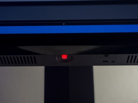 Betriebs-LED ist im Fünf-Wege Joystick untergebracht