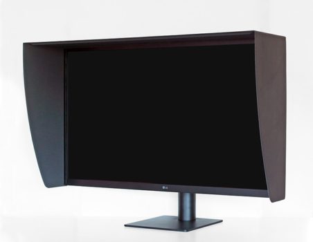 LG 32BP95E mit Lichtschutzblende