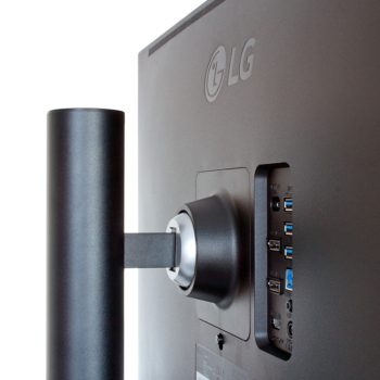 Höhenverstellung des Monitors im Detail