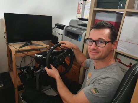 Es kann los gehen: Robin Reiche auf dem SimRacing-Playseat