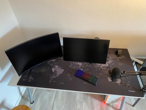 Neues Gaming-Setup auf dem Schreibtisch