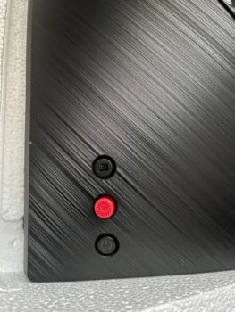 Bedienungsknöpfe und roter Joystick