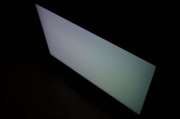 Glow-Effekt des IPS-Panels von schräg oben