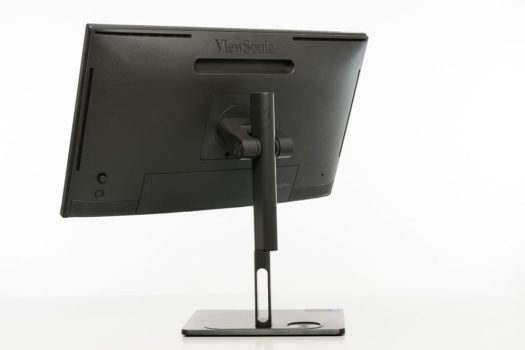 Standbein des ViewSonic VP2776: Drehung mit Gelenk im Standbein statt auf der Bodenplatte