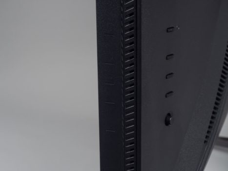 Über den 5-Wege-Joystick und drei Funktionstasten wird das OSD-Menü bedient