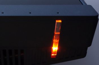 LED: Im Ruhemodus leuchtet die Betriebsanzeige orange