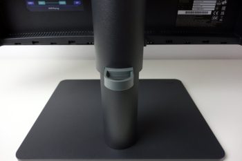 Kabeldurchführung auf der Standfuß-Rückseite
