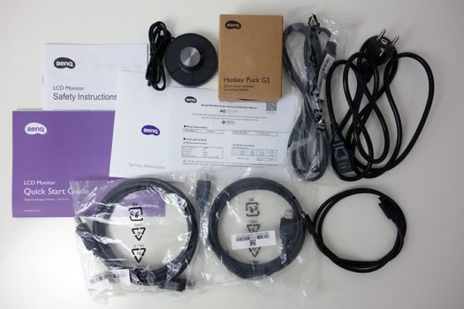Umfangreiches Zubehör wird beim BenQ PD2705U geboten